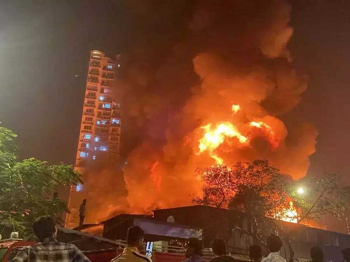 महाराष्ट्र के चेंबूर में लगी भीषण आग, अब तक 7 की मौत महाराष्ट्र के चेंबूर में लगी भीषण आग, अब तक 7 की मौत